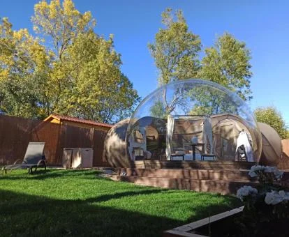 Preciosa habitación burbuja con zona exterior privada de este establecimiento rural.