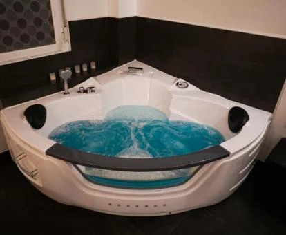 Amplio jacuzzi privado de este apartamento loft ideal para parejas.