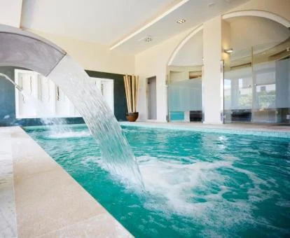 Piscina cubierta con elementos de hidroterapia del spa.