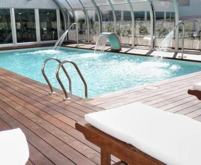 Acogedora piscina con chorros de hidroterapia de este hotel con encanto.