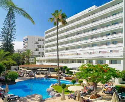 Edificio de este moderno hotel boutique con piscina exterior.