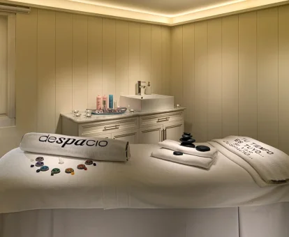 Sala para masajes y tratamientos del centro de bienestar del hotel.