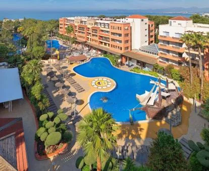 Hotel con encanto con piscinas exteriores rodeado de vegetación.