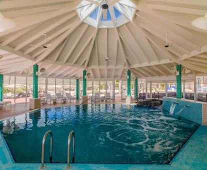Gran piscina cubierta con hidroterapia del spa del hotel.