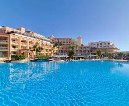 Precioso edificio de este hotel solo para adultos con una gran piscina exterior.