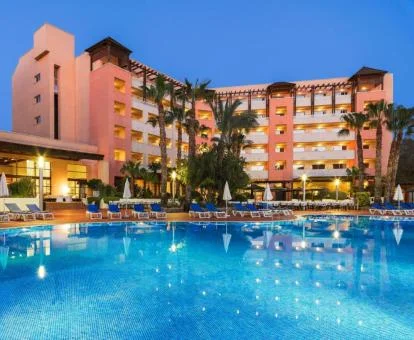 Hotel con encanto con gran piscina al aire libre.