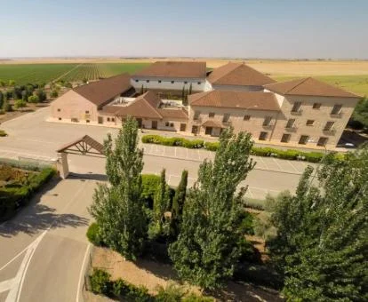 Vista aérea de este fabuloso hotel con encanto en un entorno rural perfecto para descansar.