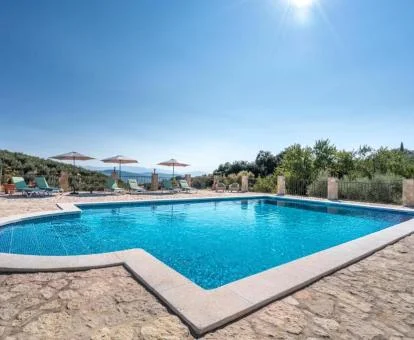 Gran piscina al aire libre de este hermoso hotel en el campo.