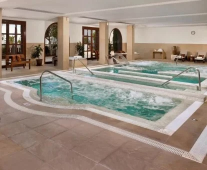 Zona de aguas del centro de bienestar del hotel.