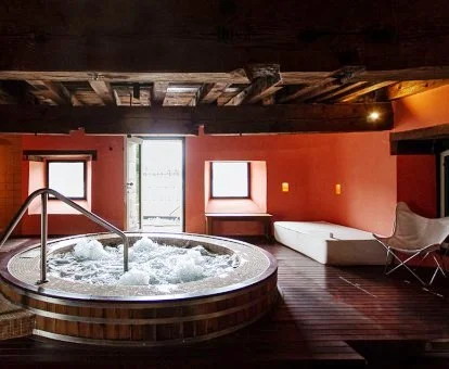 Zona de aguas del centro de bienestar del hotel.