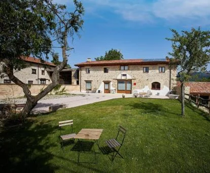 Edificio de piedra de este alojamiento rural con zonas exteriores.