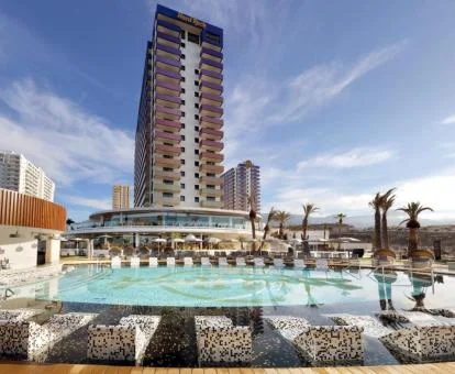 Espectacular hotel con gran piscina al aire libre.