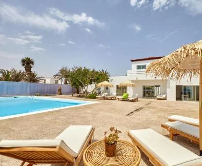 Coqueto hotel boutique con piscina exterior y amplia terraza.