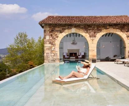 Mujer disfrutando de la piscina exterior de este hotel con encanto.
