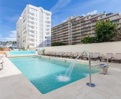 Agradable zona exterior con piscina con elementos de hidroterapia de este moderno hotel.