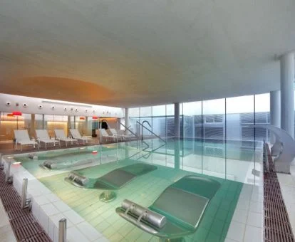 Zona de aguas con hidroterapia del centro de bienestar del hotel.