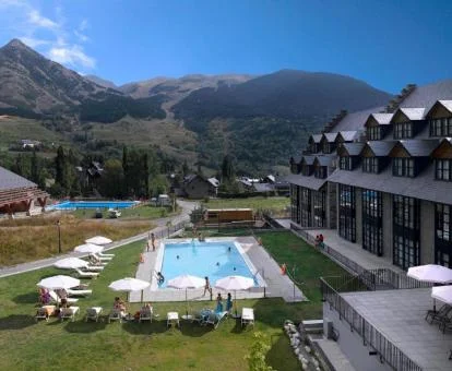 Hermoso edificio de este complejo de apartamentos con grandes jardines y piscina al aire libre.