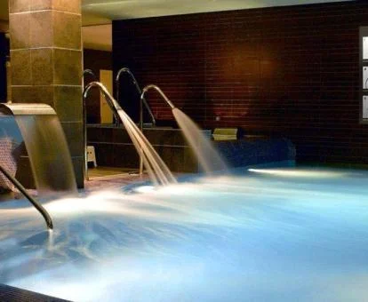 Piscina de hidroterapia del spa del hotel.