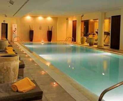 Piscina interior con zona de relajación del spa del hotel.
