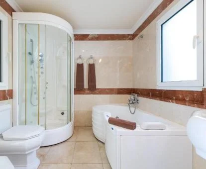 Baño con jacuzzi privado y terraza con ducha de hidromasaje del apartamento ático de dos dormitorios.