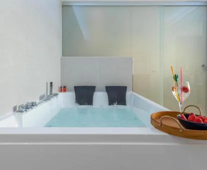 Fabuloso jacuzzi privado para dos personas de este coqueto apartamento.