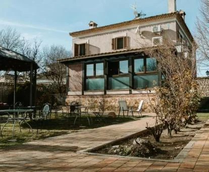 Edificio de este establecimiento rural solo para adultos con zona exterior.