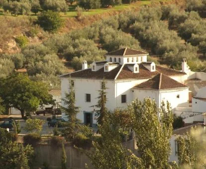 Hotel rural con piscina rodeado de naturaleza.