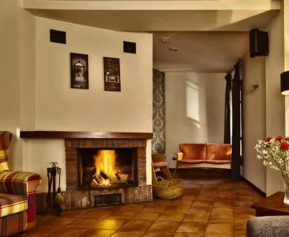 Uno de los acogedores espacios de uso compartido con chimenea del hotel.