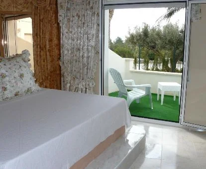 Una de las habitaciones con terraza privada del hotel.