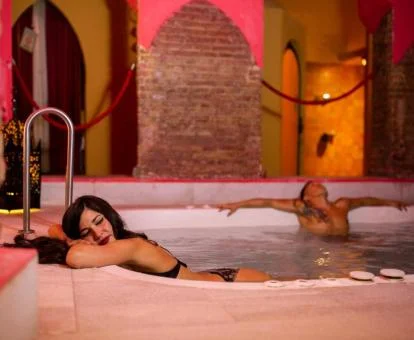 Pareja disfrutando de la zona de bienestar del hotel.