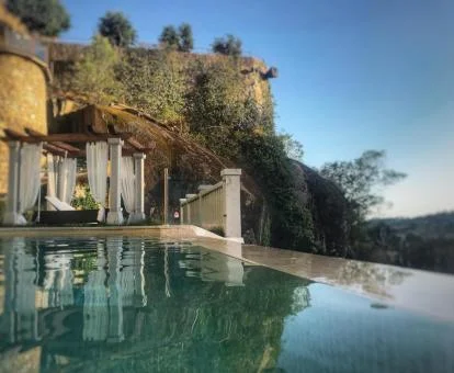 Piscina de borde infinito con vistas a la naturaleza de este hotel con encanto.