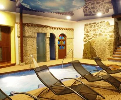 Piscina cubierta con elementos de hidroterapia del spa del hotel.