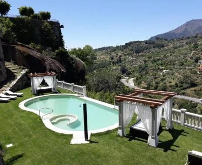 Preciosa zona exterior con piscina y vistas a la naturaleza de este hotel solo para adultos.