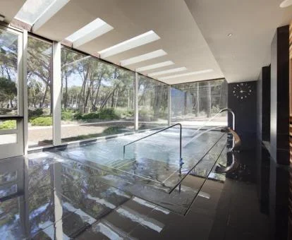 Instalaciones de bienestar con vistas al jardín de este precioso hostal.