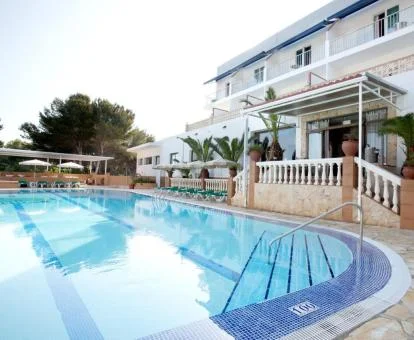 Edificio de este acogedor hotel con piscina exterior.