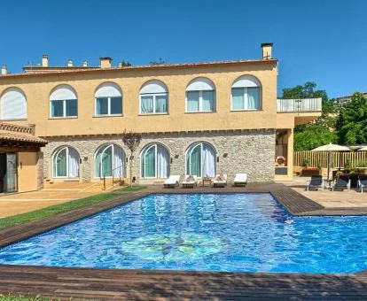 Fachada de este bonito hotel rural con piscina al aire libre. Precioso hotel rural con amplia piscina al aire libre y terraza con zonas de estar.