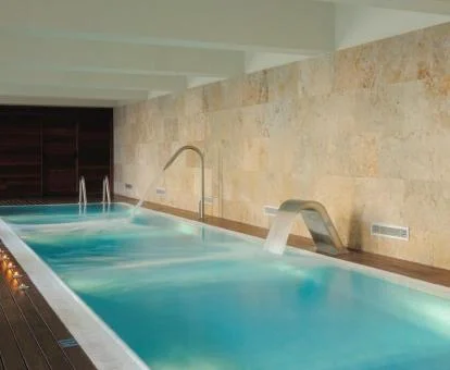 Piscina cubierta con chorros del centro de spa del hotel.