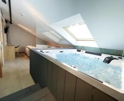 Gran jacuzzi privado de la Suite Deluxe de este hotel rural.