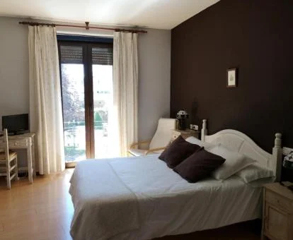 Una de las acogedoras habitaciones dobles del alojamiento.