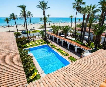 Vista aérea del patio interior con piscina de este hotel junto al mar.
