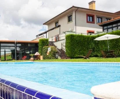 Hotel con encanto con una gran piscina exterior.