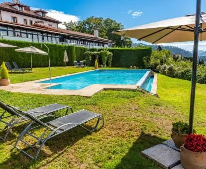 Edificio de este precioso hotel rural con piscina y vistas a la naturaleza.