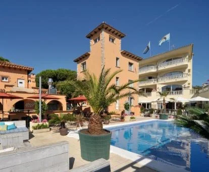 Terraza con mobiliario y piscina de este hotel con encanto.