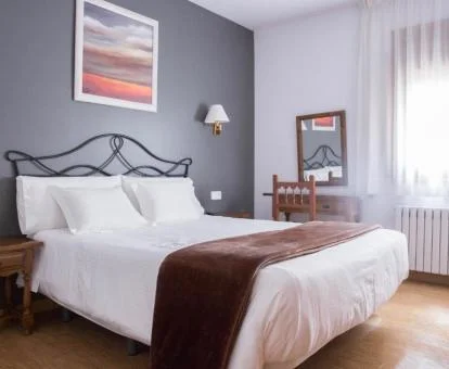 Una de las cómodas habitaciones de estilo tradicional de este acogedor hotel rural.