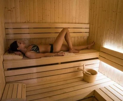 Mujer disfrutando de la sauna del spa.