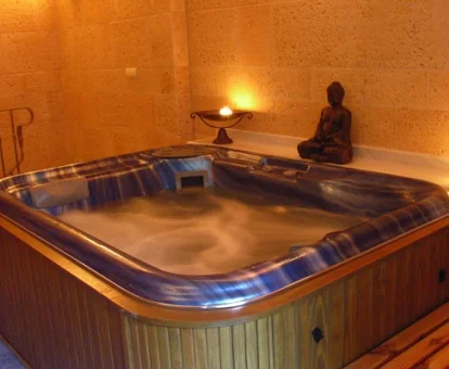 Acogedor centro de bienestar con jacuzzi y ambiente relajante.