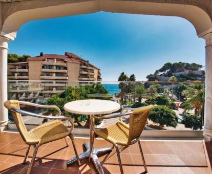 Terraza con vistas al mar y a las instalaciones del complejo de una de las habitaciones del hotel.
