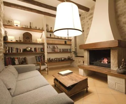 Acogedor salón compartido con chimenea de este hotel rural.