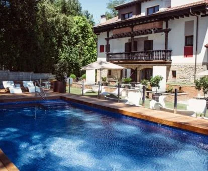 Hermoso hotel boutique con piscina y zonas exteriores.
