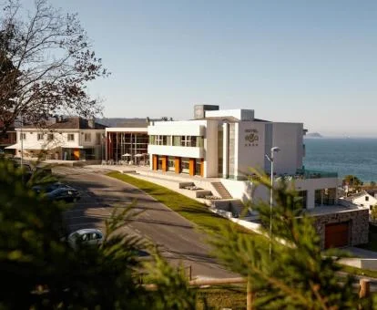 Precioso hotel romántico en un bonito entorno con vistas al mar.